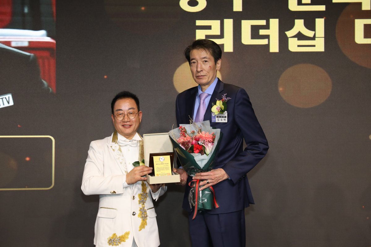 김유택 농구 감독, ‘2025 대한민국 글로벌 리더십 비전 골든 어워즈’ 대상 수상 전술적 리더십과 체계적 선수 육성으로 대한민국 농구의 질적 성장 견인